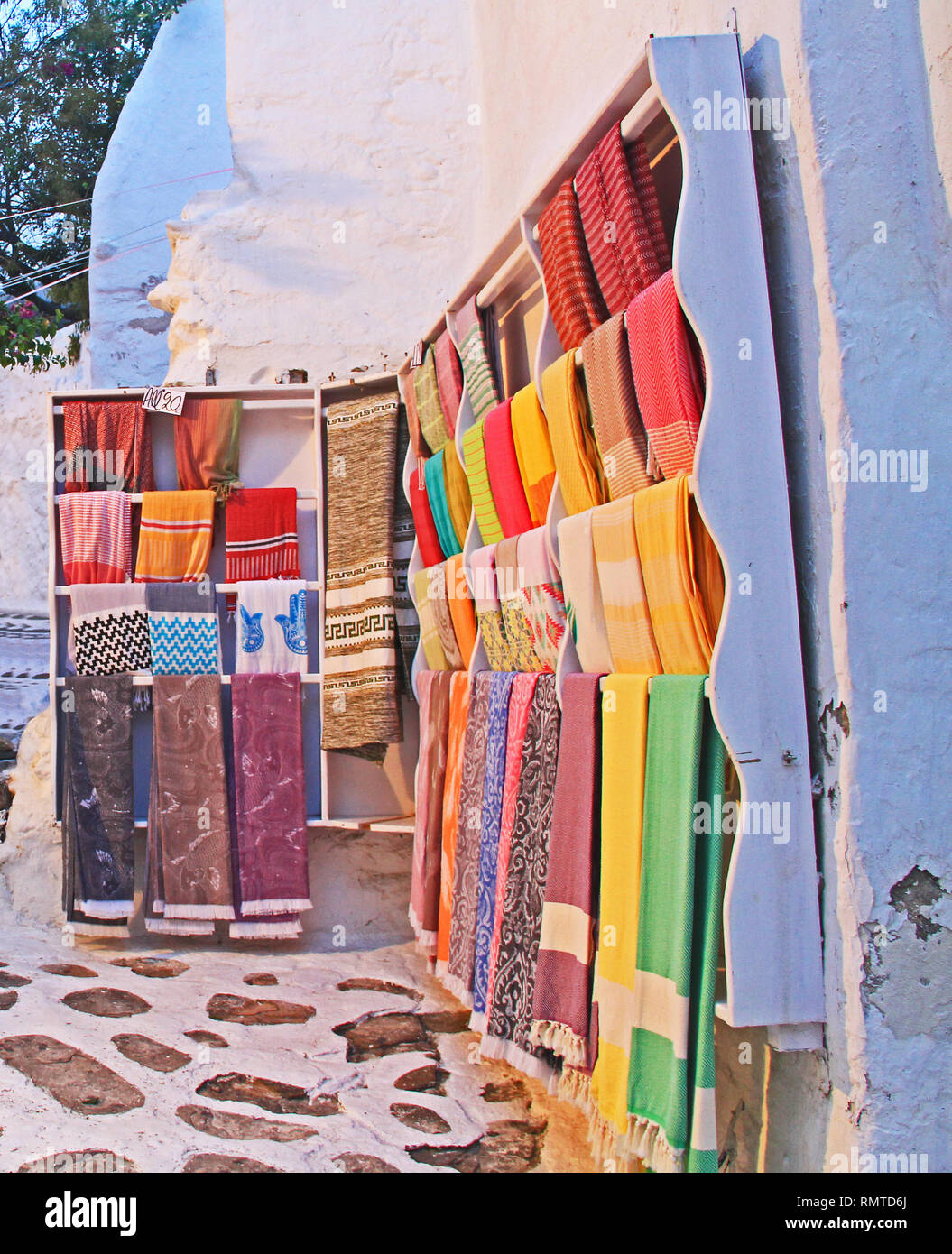 Bunte Textilien auf der Außenseite Store Display in Mykonos, Griechenland Stockfoto