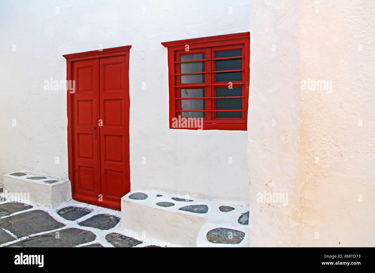 Mit der roten Tür und Fenster in Mykonos, Griechenland. Stockfoto