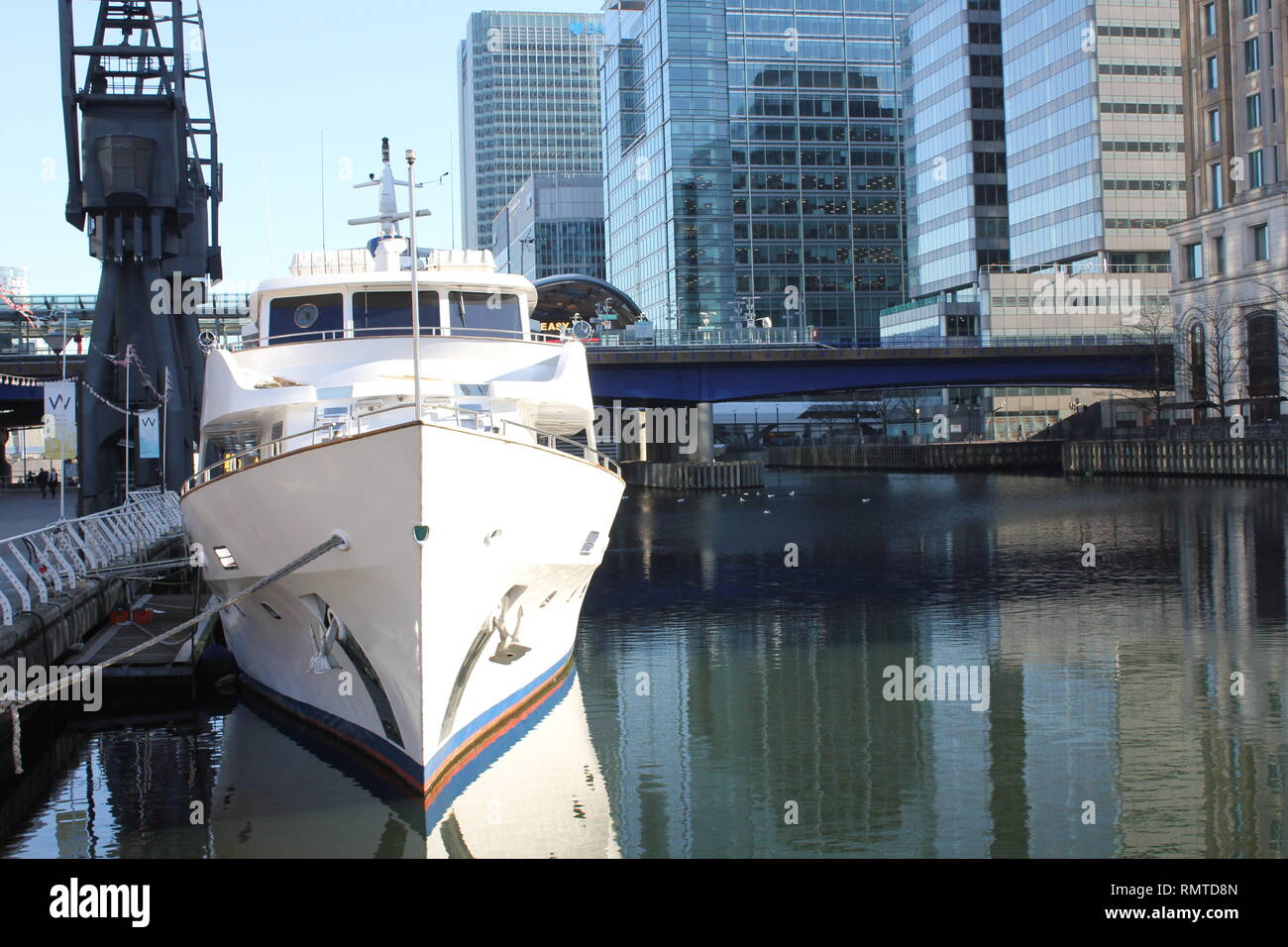 West India Dock Kai Boot festgemacht auf der Themse, Stockfoto