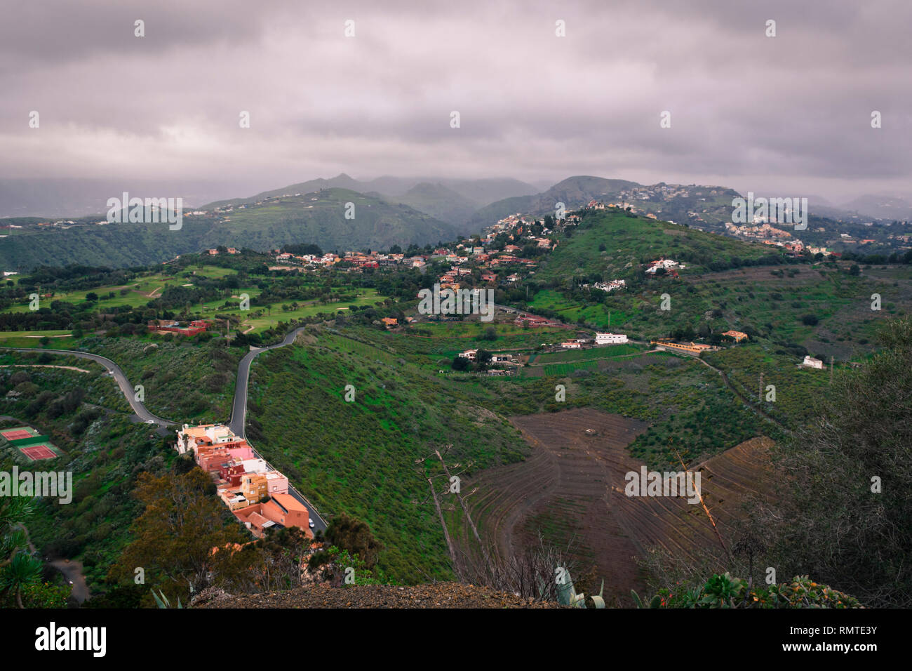 Dorf in den Bergen unter schweren Wolken Stockfoto