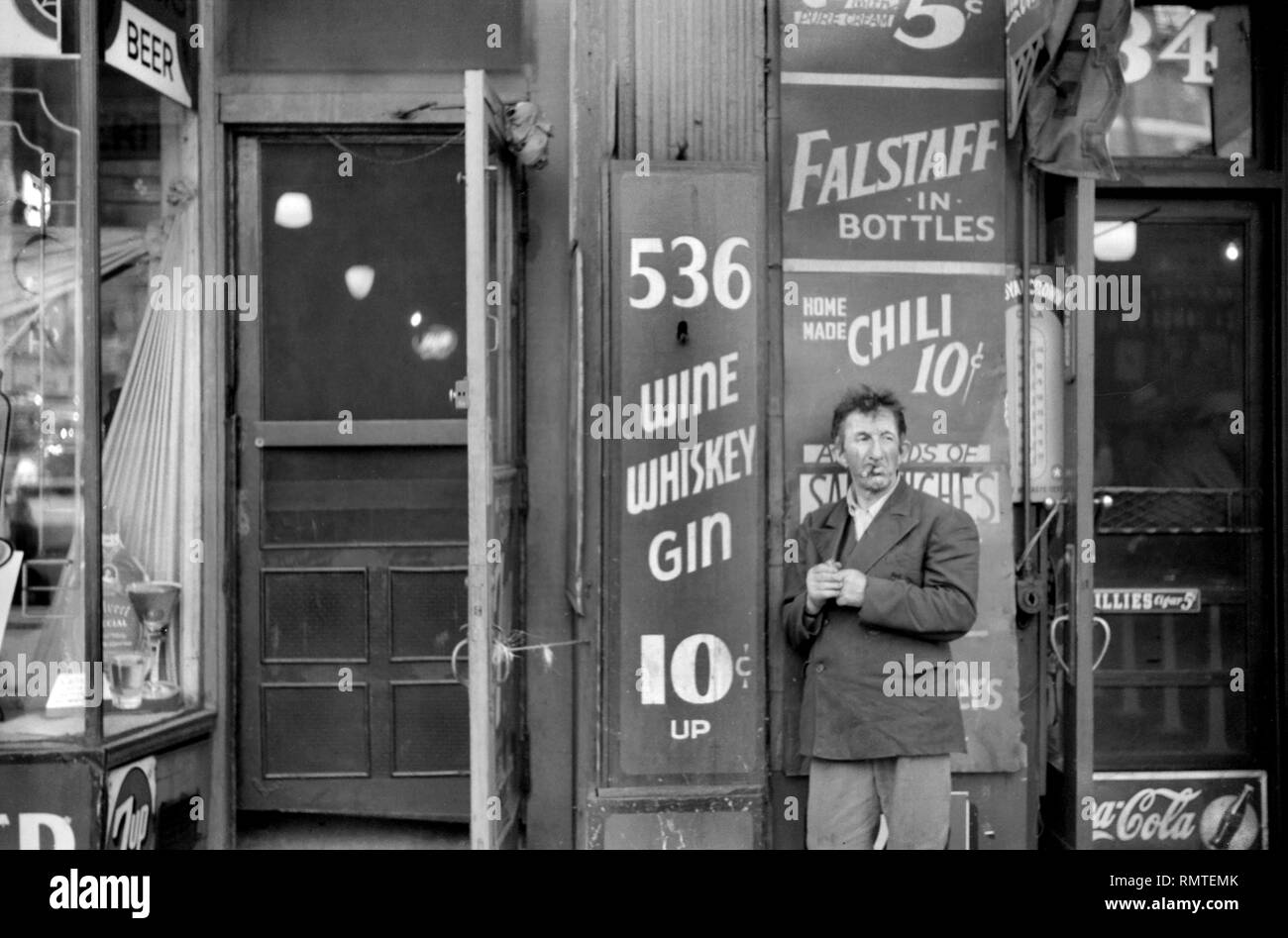Mann rauchen Zigarre außerhalb Diner, South State Street, Chicago, Illinois, USA, John Vachon, Farm Security Administration, Juli 1941 Stockfoto