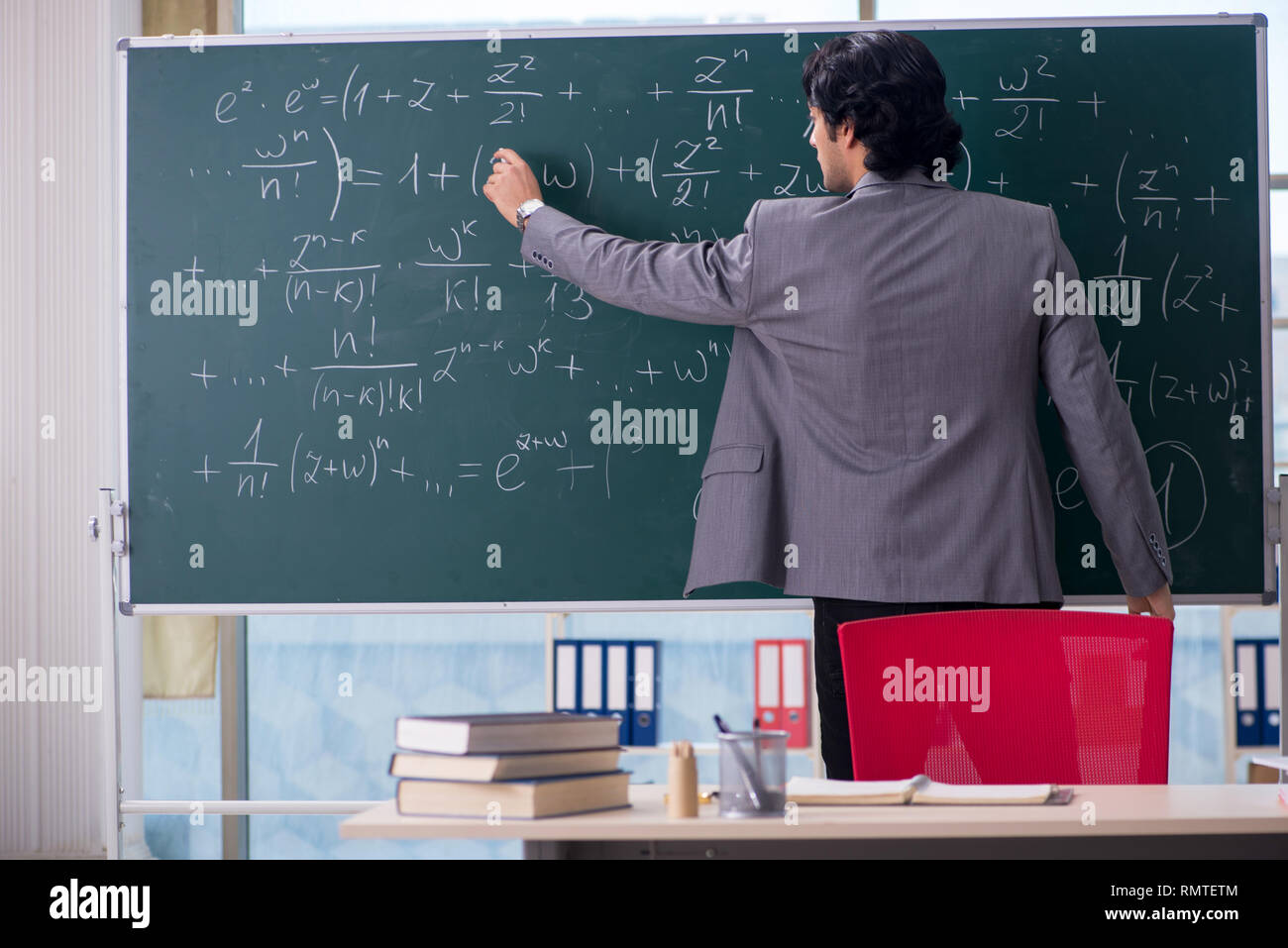 Junge schöne Mathematik Lehrer im Klassenzimmer Stockfoto