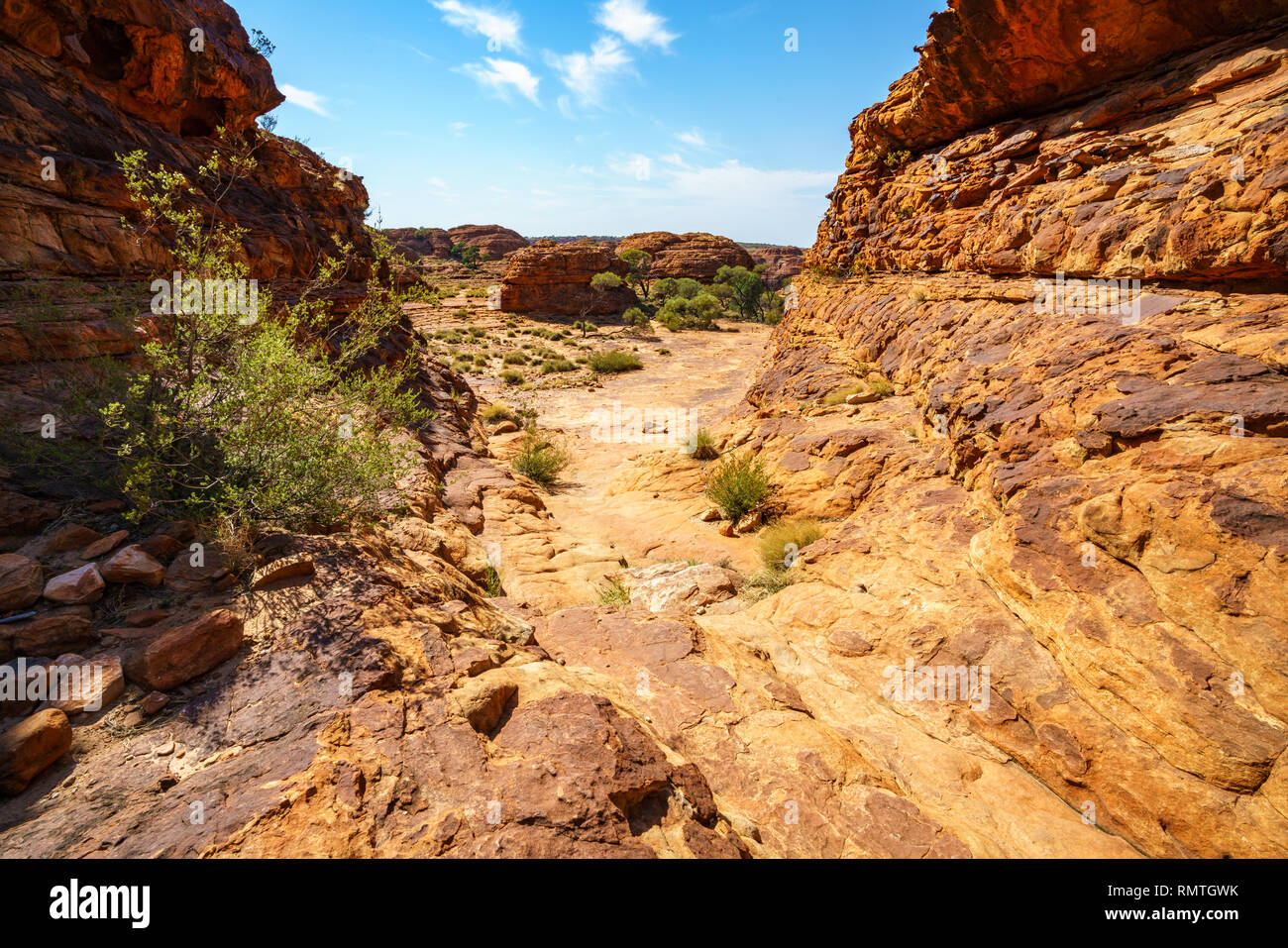 Wandern in Kings Canyon an einem sonnigen Tag, Watarrka National Park, Northern Territory, Australien Stockfoto