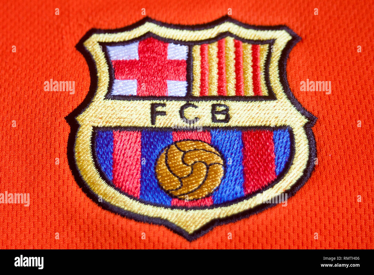 Fußball-Club Barcelona Schutzschild auf orangefarbenen T-Shirt Stockfoto