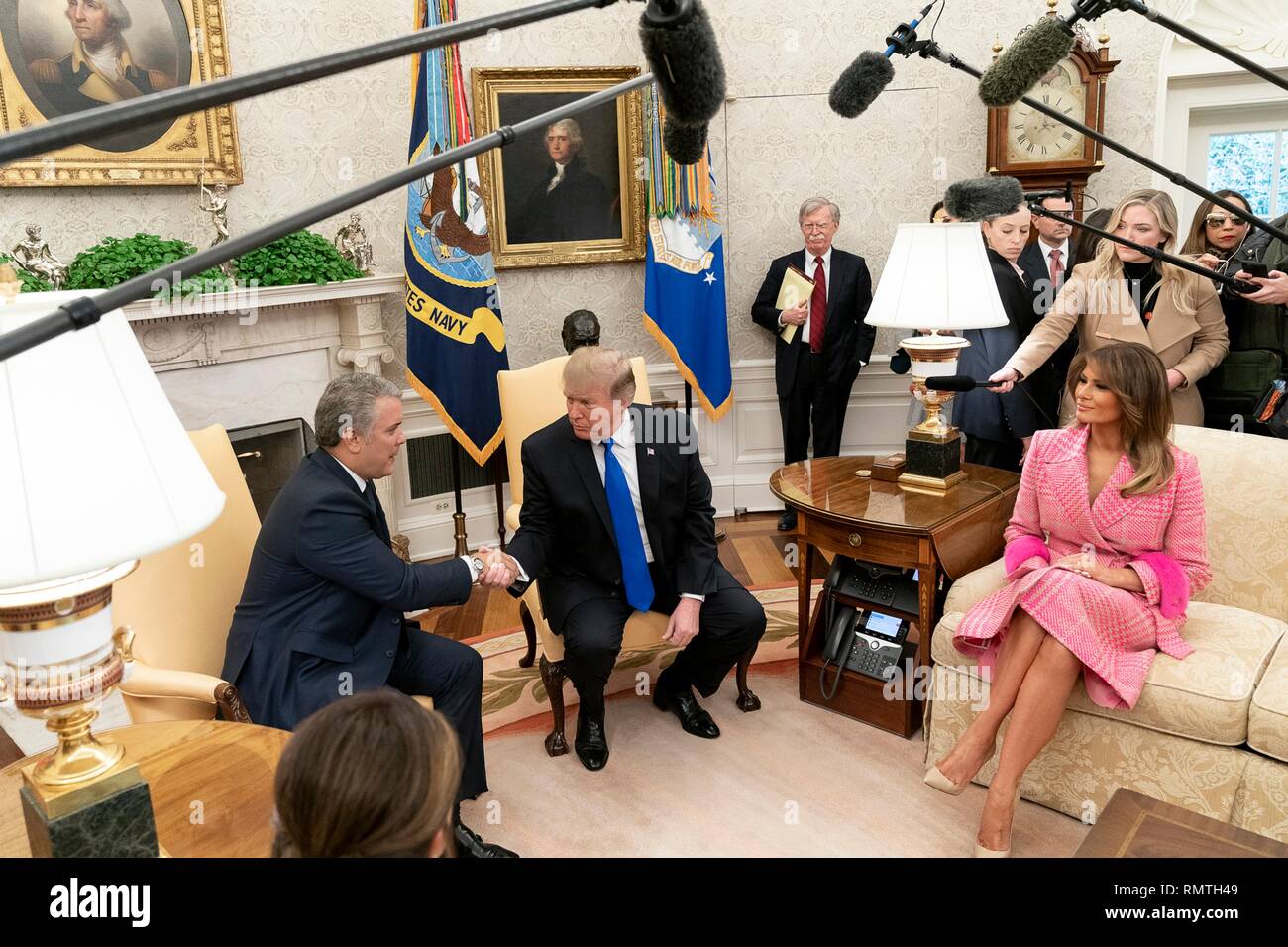 Us-Präsident Donald Trump und First Lady Melania Trump Treffen mit kolumbianischen Präsident Ivan Duque Marquez und seine Frau Maria Juliana Ruiz im Oval Office des Weißen Hauses Februar 13, 2019 in Washington, DC. Stockfoto