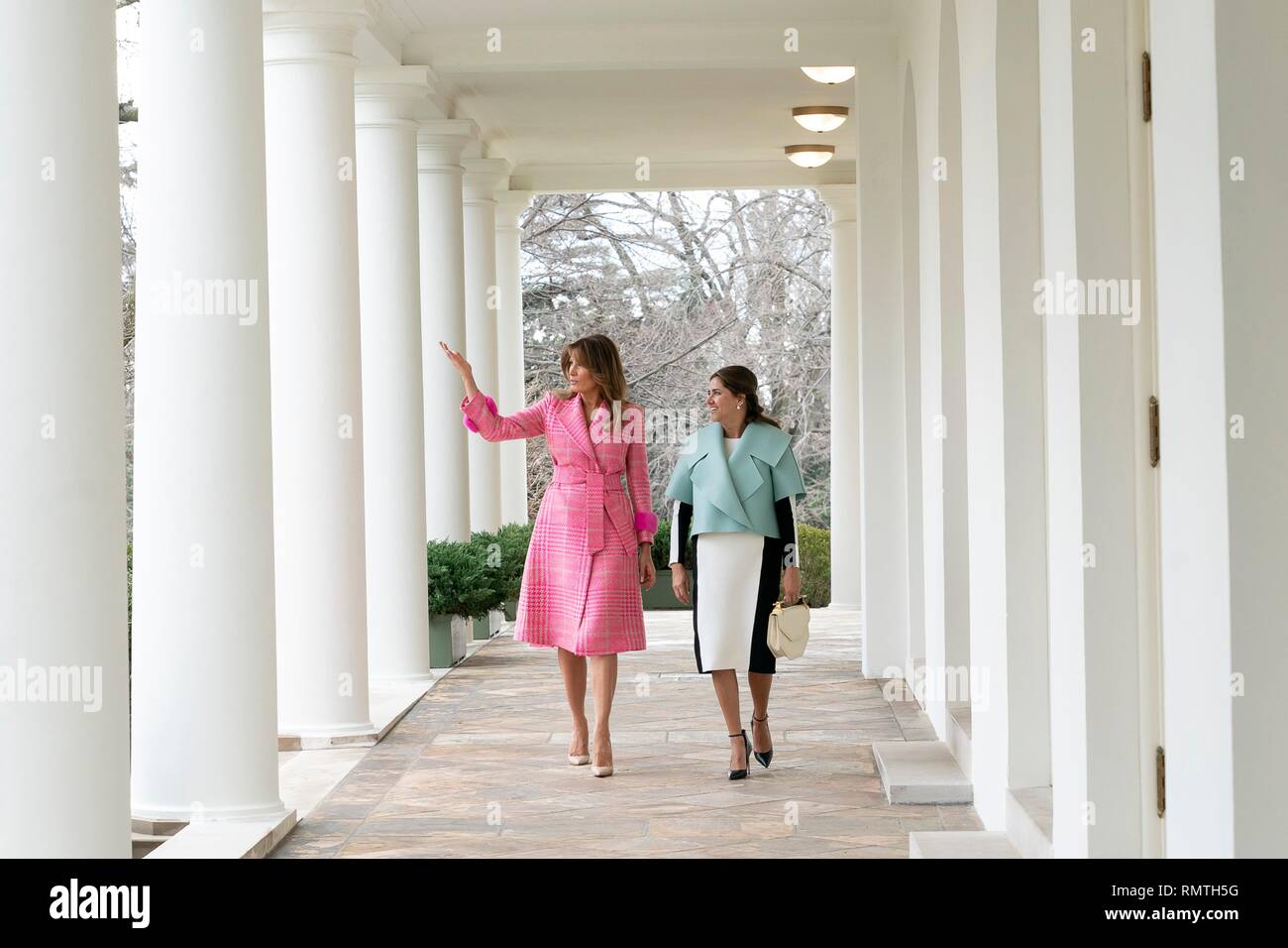 Us-First Lady Melania Trump weist auf die Rose Guarden zu Kolumbianischen First Lady Maria Juliana Ruiz, wie Sie entlang der West Wing Kolonnade des Weißen Hauses Februar 13, 2019 in Washington, DC, entfernt. Stockfoto