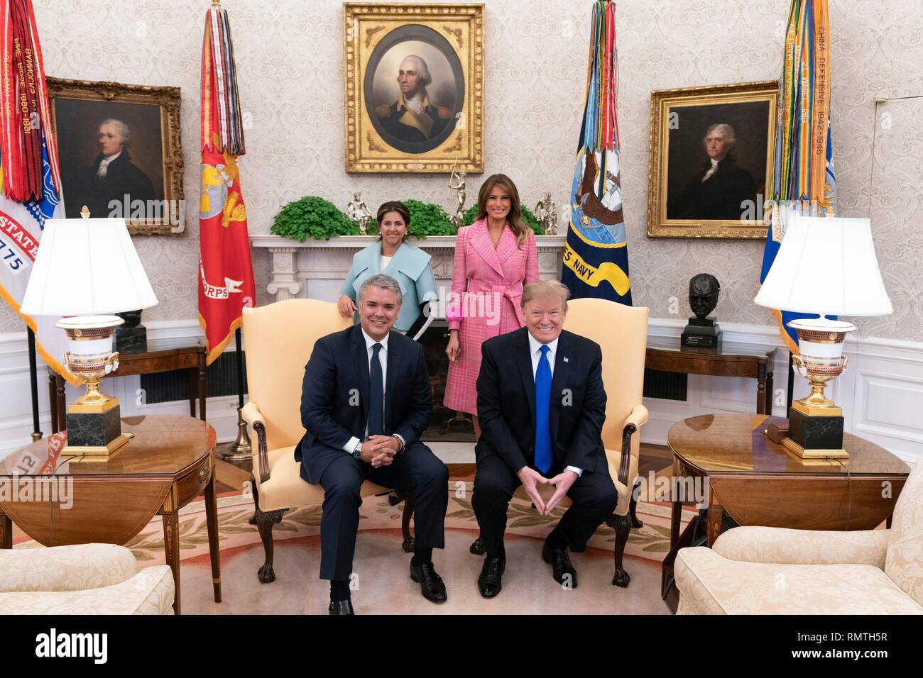 Us-Präsident Donald Trump und First Lady Melania Trump pose mit der kolumbianische Präsident Ivan Duque Marquez und seine Frau Maria Juliana Ruiz im Oval Office des Weißen Hauses Februar 13, 2019 in Washington, DC. Stockfoto