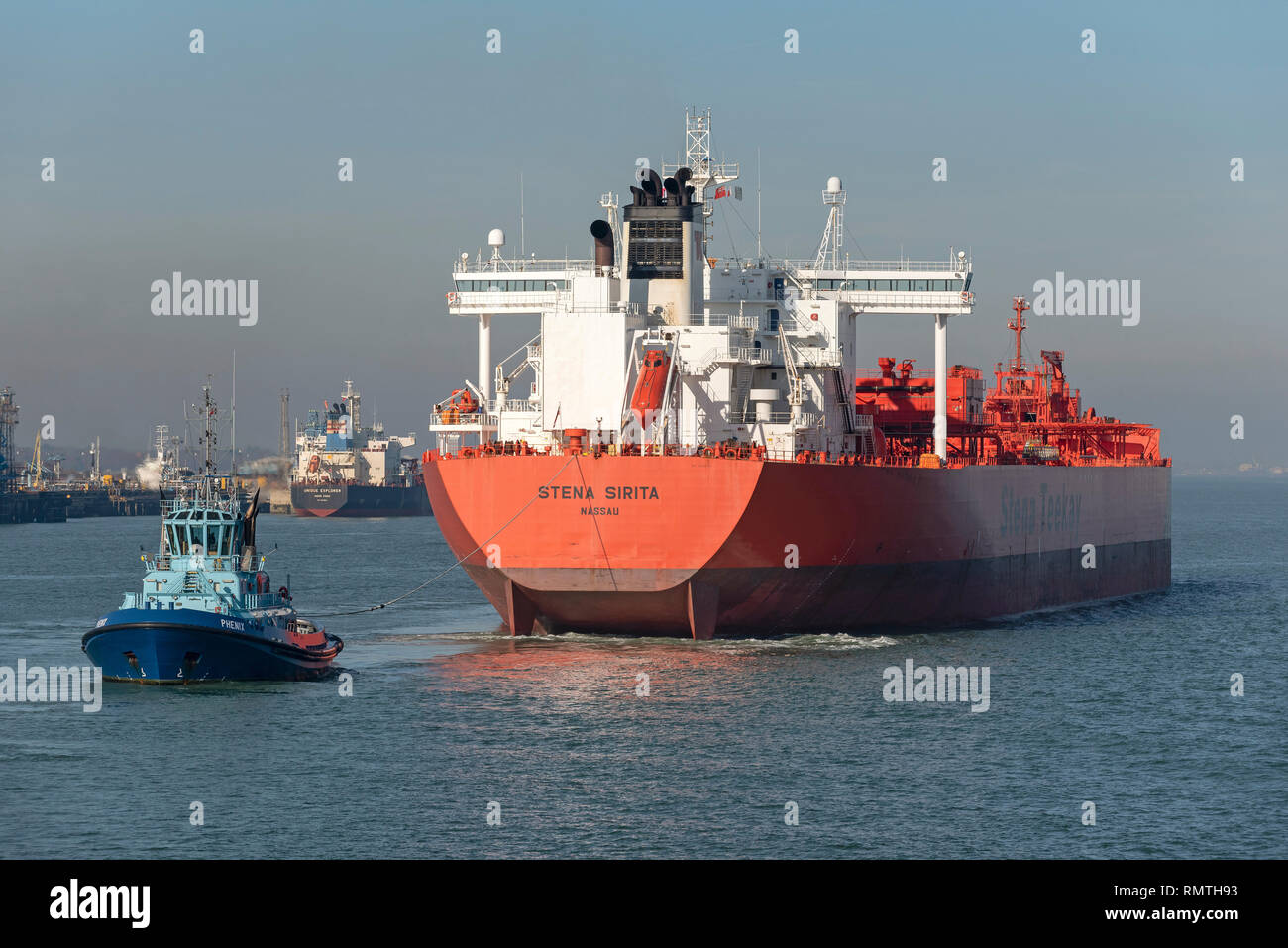 Fawley, Southampton, England, UK. 14. Februar 2019. Die Stena Sarita eine Rohöl Tanker mit tug Phenix und Stern angeschlossen ist. Manövrieren auf eine ber Stockfoto