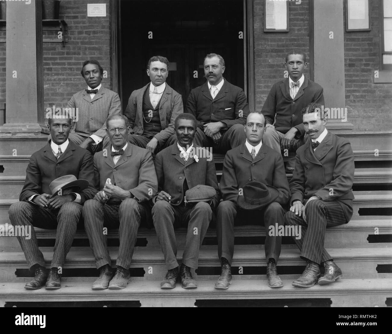 George Washington Carver, (sitzend vordere Reihe, Mitte), Gruppe Porträt mit Personal, Tuskegee, Alabama, USA, Frances Benjamin Johnston, 1902 Stockfoto