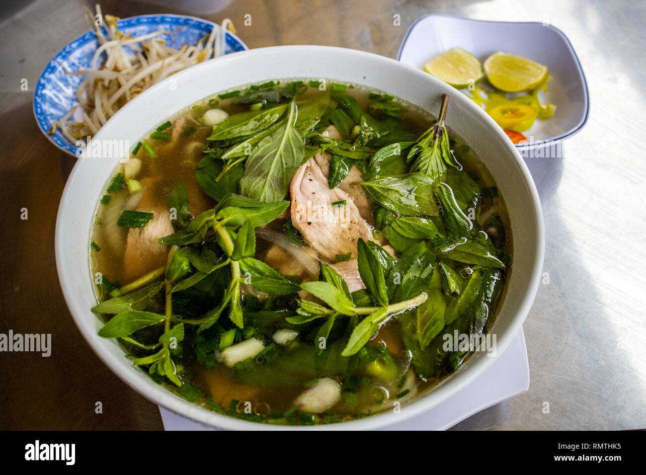 Pho Tai Chin, Nudelsuppe mit Rindfleisch und Unterbrust Pho Quynh Restaurant, Ho Chi Minh City, Vietnam Stockfoto