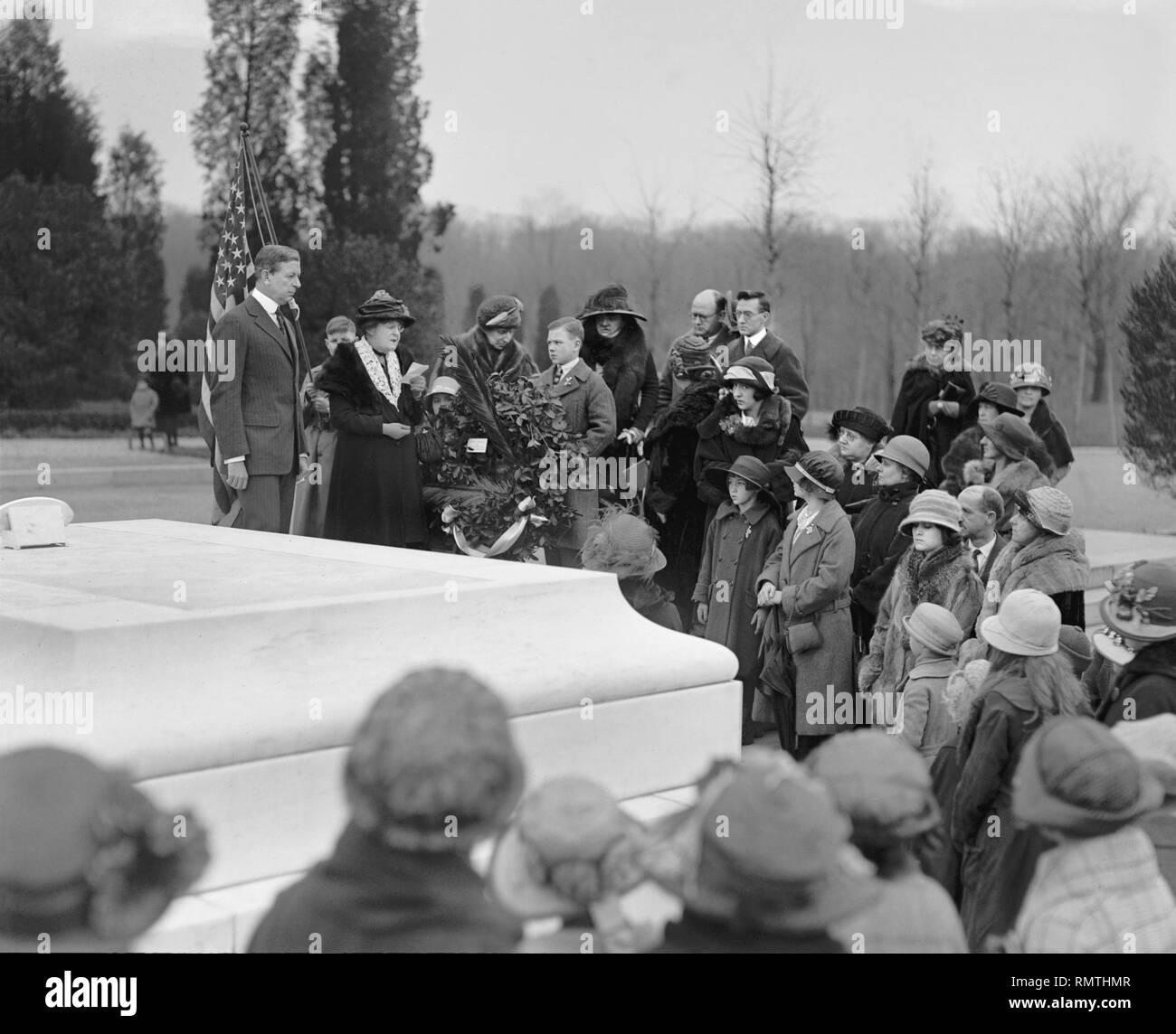 Kinder der Amerikanischen Revolution am Grab des Unbekannten Soldaten, Arlington National Cemetery, Arlington, Virginia, USA, National Photo Firma, 16. April 1923 Stockfoto