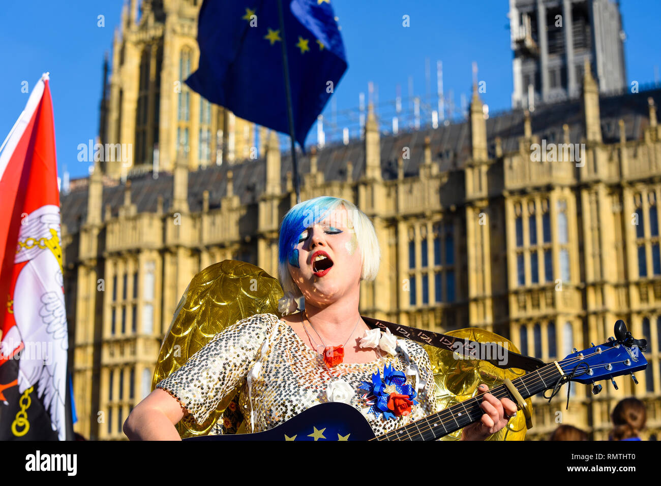 Madeleina Kay mit Brexit Proteste außerhalb des Parlaments, Westminster, London, UK als pro-EU und pro-Brexit Aktivisten versuchen, Ihre Punkte zu machen Stockfoto