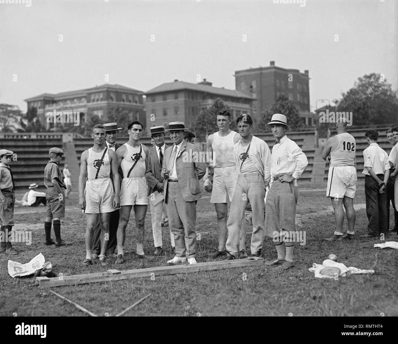 Shot Putter Harry S. Leversedge (stehend, dritter von rechts), USMC, Track & Field, South Atlantic Champs, 1925 Stockfoto