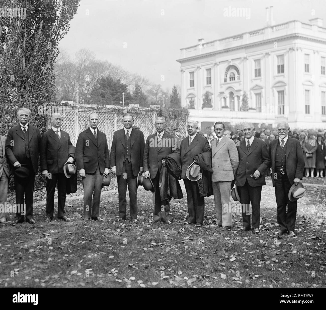 Us-Präsident Herbert Hoover (4. links) mit den Mitgliedern der Söhne der amerikanischen Revolution, White House, Washington DC, USA, 25. Oktober 1929 Stockfoto