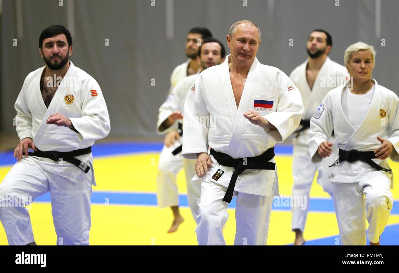 Der russische Präsident Wladimir Putin erwärmt sich während Judo Praxis mit der Russischen judo Team bei einem Besuch der Yug-Sport Training Mitte Februar 14, 2019 in Sotschi, Russland. Stockfoto