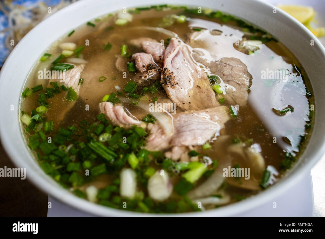 Pho Tai Chin, Nudelsuppe mit Rindfleisch und Unterbrust Pho Quynh Restaurant, Ho Chi Minh City, Vietnam Stockfoto