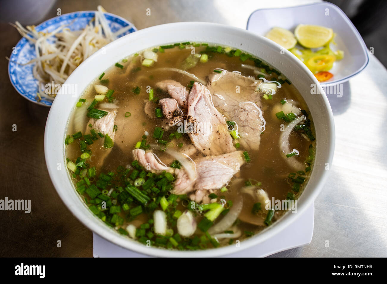 Pho Tai Chin, Nudelsuppe mit Rindfleisch und Unterbrust Pho Quynh Restaurant, Ho Chi Minh City, Vietnam Stockfoto