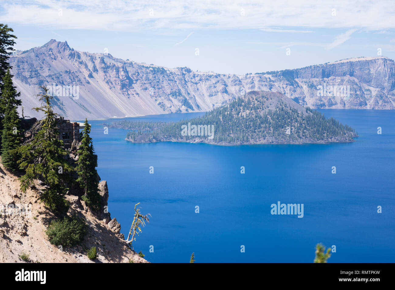 Blick auf die Insel in der Mitte der Crater Lake Stockfoto