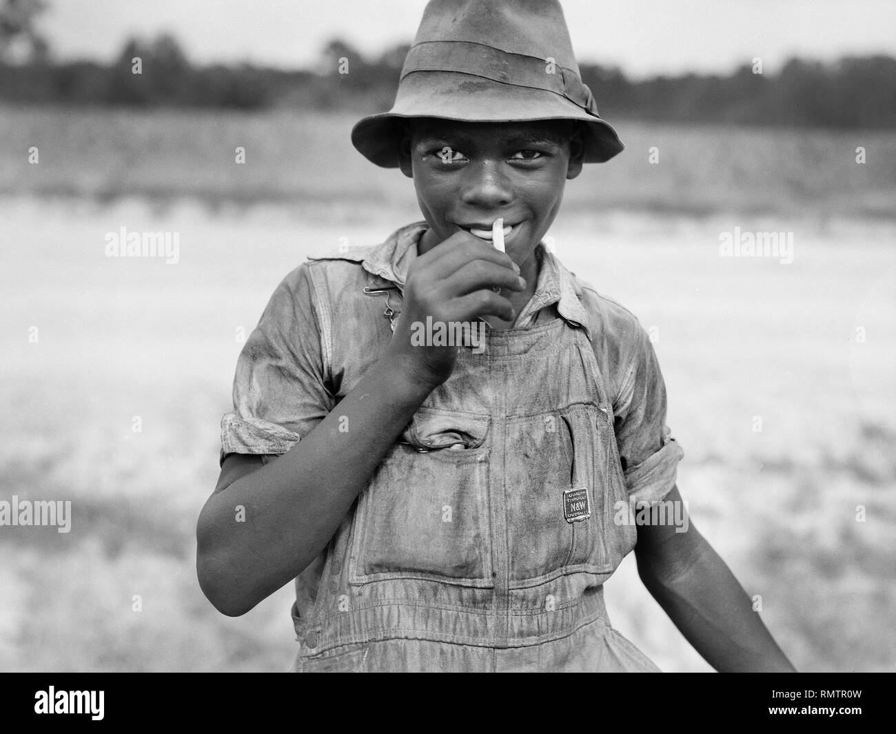 Brustbild von lächelnden Teenager in ländlicher Umgebung, Florenz County, South Carolina, USA, Farm Security Administration, 1938 Stockfoto