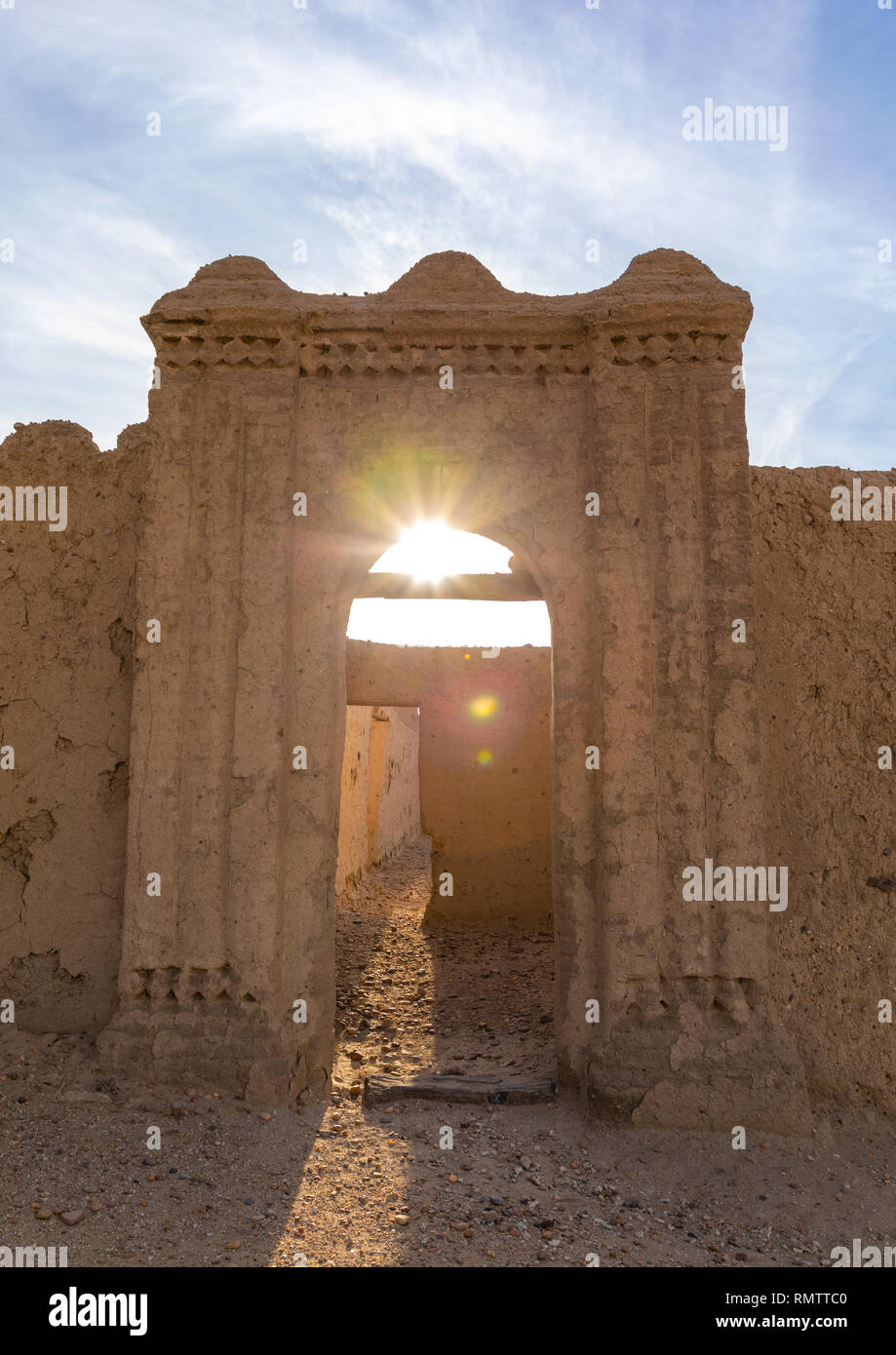 Alte Tor eines abandonned mudbrick Haus, nördlichen Staat, Al-Khandaq, Sudan Stockfoto