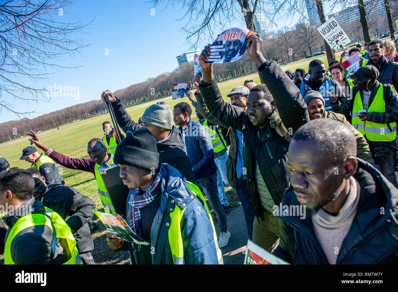 Eine Gruppe von Demonstranten werden gesehen, Plakate während der Demonstration. Der Koordinierungsausschuss udan Unite" in den Niederlanden für die Unterstützung der sudanesischen organisiert eine im März an den Internationalen Strafgerichtshof in Den Haag, in Solidarität mit der Revolution im Sudan. Die Menschen versammelten sich auf dem Malieveld und von dort aus die Demonstration zum Internationalen Strafgerichtshof ging. Es forderten sie die Festnahme von al-Bashir und alle anderen Kriminellen, die Sie zwingen, vor dem ICC, öffnen neue Untersuchungen in das aktuelle Verbrechen gegen die Menschlichkeit zu stehen, und stoppt die Abschiebungen von Su Stockfoto