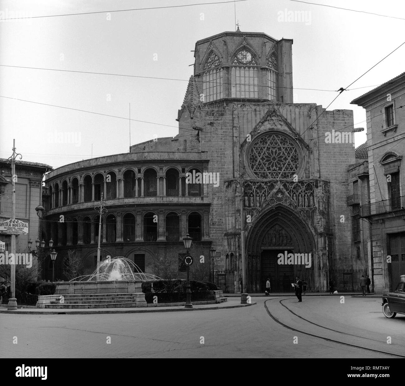 PUERTA DE LOS APOSTOLES DEL SIGLO XIV LUGAR DONDE SE REUNE EL TRIBUNAL DE LAS AGUAS - ABSIDE CONOCIDO COMO OBRA NOVA DEL SIGLO XVI-B/N-Años 60. Lage: CATEDRAL - AUSSEN. Valencia. Spanien. Stockfoto