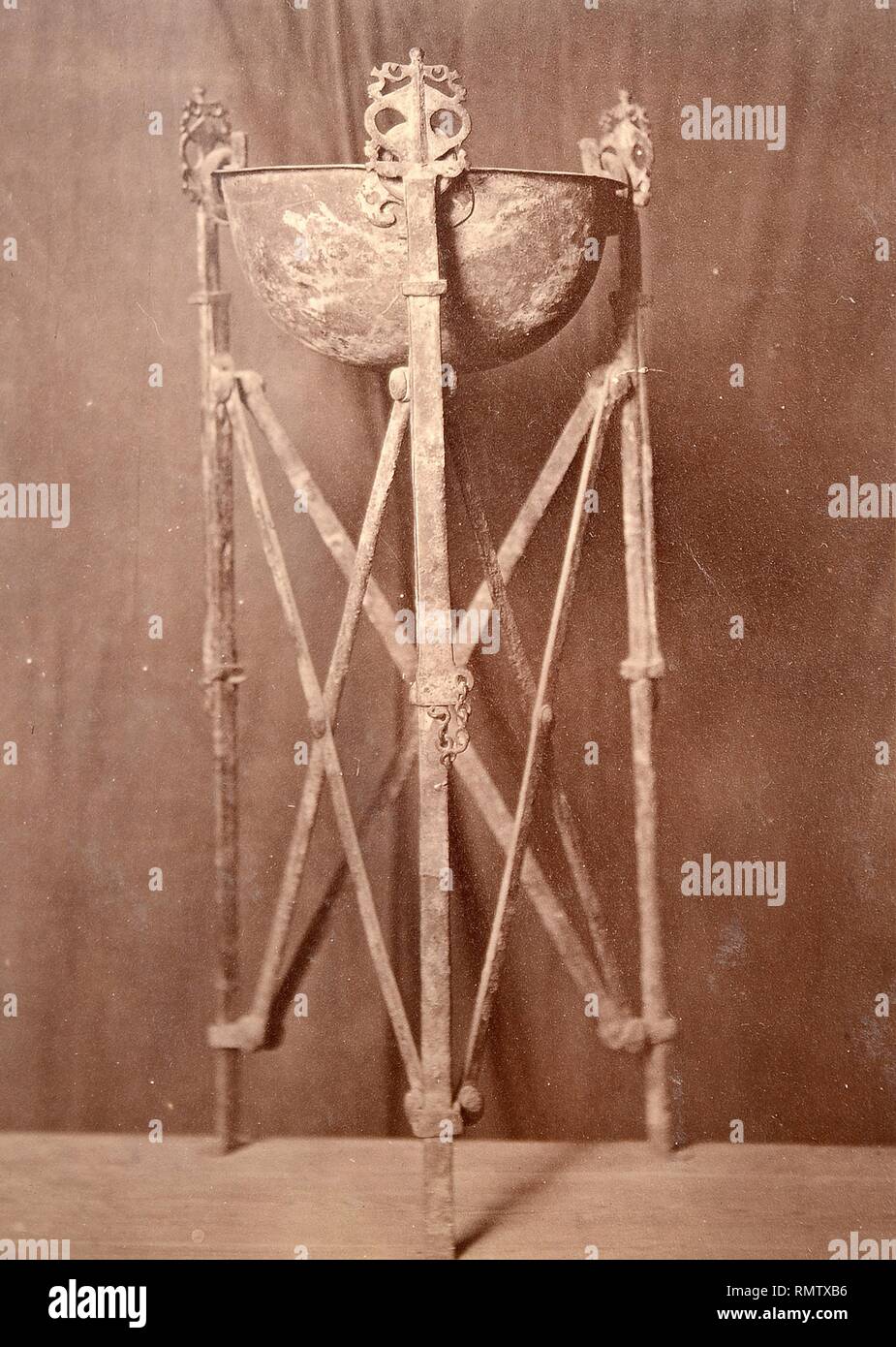 Palangana sobre trípode plegable, época Romana. Stockfoto