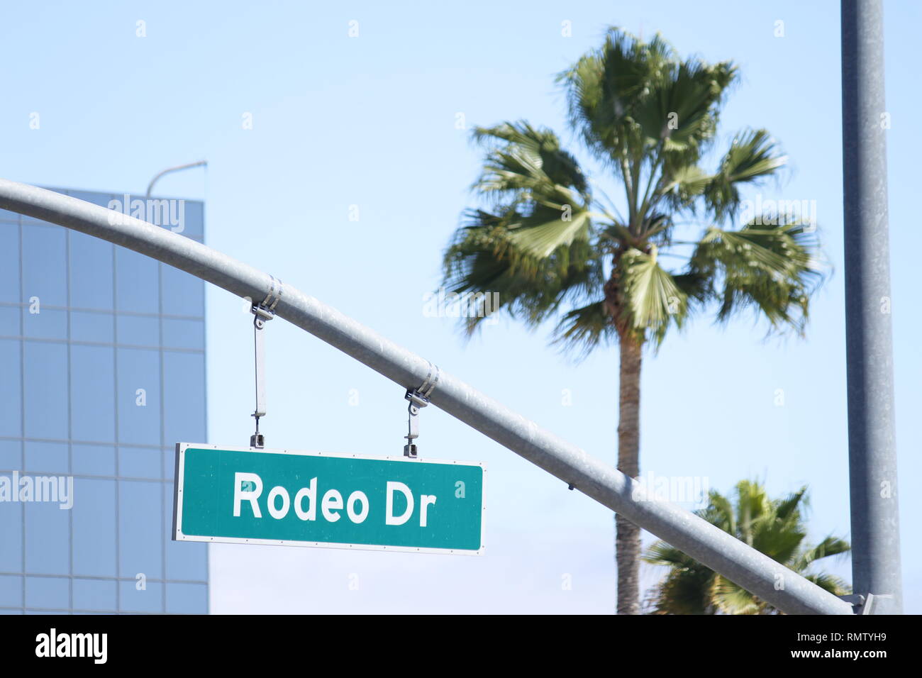 Straßenschild Rodeo Drive im Hintergrund eine Palme. Stockfoto