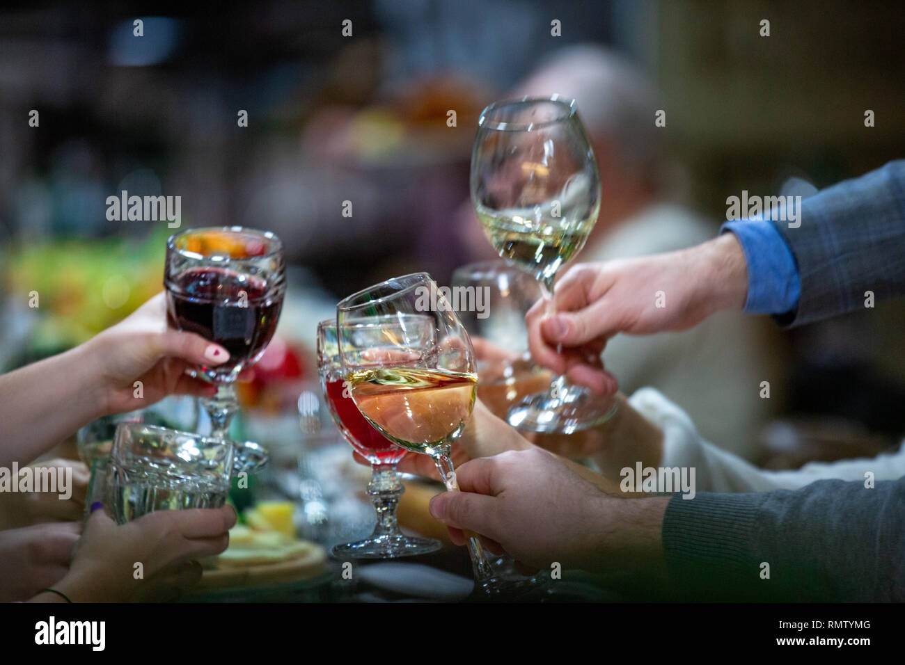 die-menschen-anstossen-oben-reataurant-tisch-zu-einem-festlichen-anlass