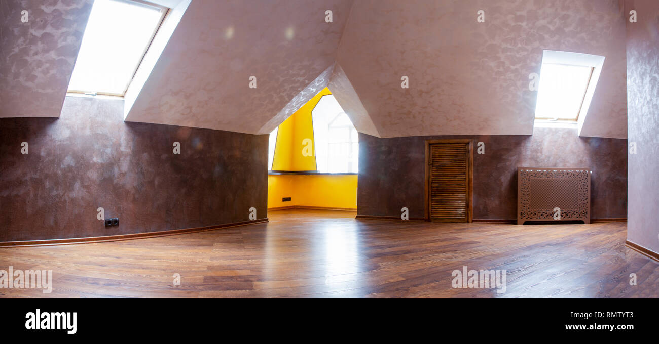 Leere neue Zimmer im modernen Haus mit Mansarde windows Stockfoto
