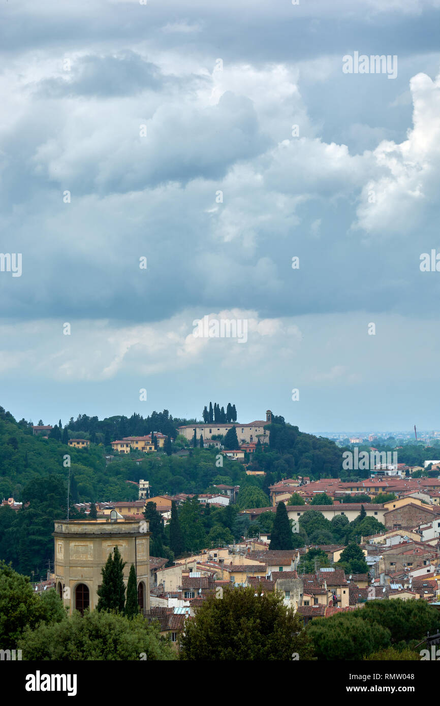 Gebäude auf die Berge von der Boboli Gärten an einem bewölkten Frühling in Florenz, Italien, gesehen. Stockfoto