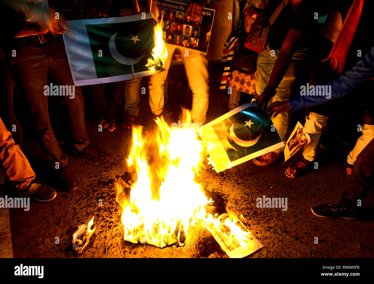 Die Demonstranten werden gesehen, Brennen der Pakistan flags während des Protestes. ABVP (Akhil Bharatiya Vidyarthi Parishad) organisiert ein Protest gegen Pakistan mindestens 40 indischen paramilitärische Polizei in einem Bombenanschlag im indischen Teil Kaschmirs am 14. Februar von Pakistan verwalteten-basierte getötet wurden Jaish-e-Mohammed (JeM) Terrorgruppe, Demonstrant gesehen brennende Flagge Pakistan während der Kundgebung. Stockfoto