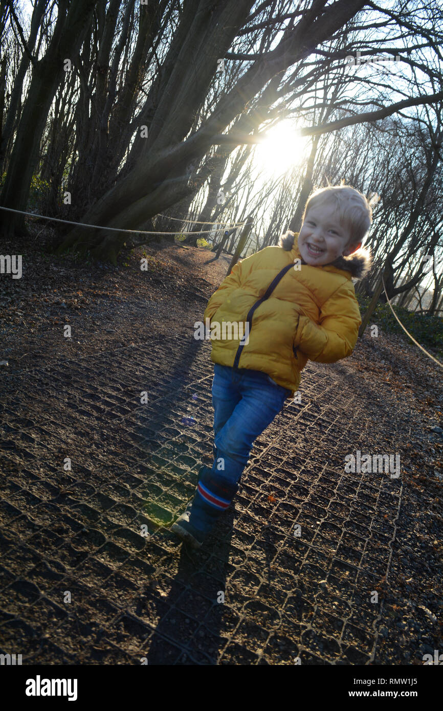Junge spielt draußen im Wald ist er glücklich und sorgenfrei Stockfoto