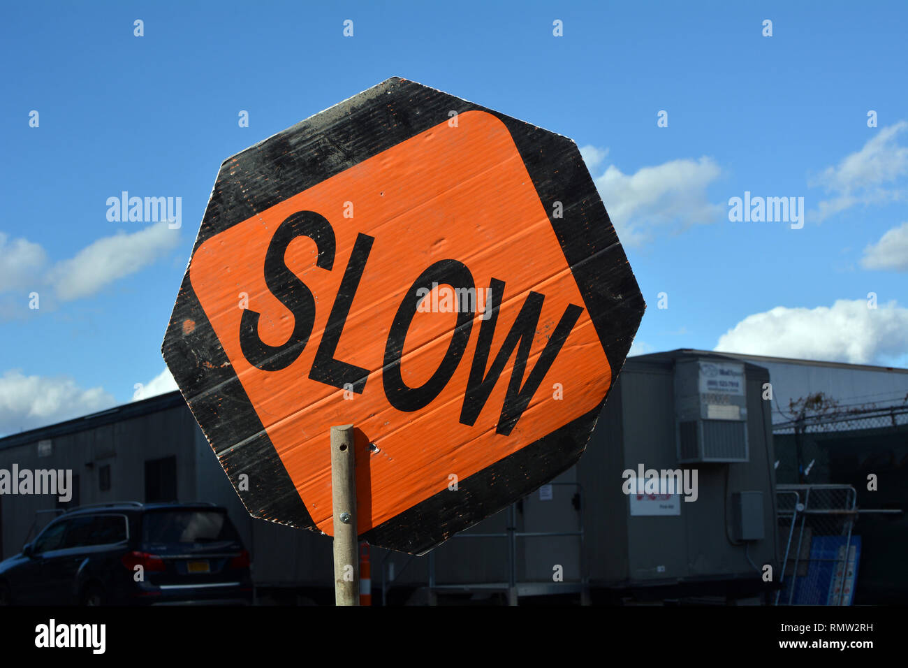 Slow Sign für Straßenbau und Arbeitssicherheit Stockfoto