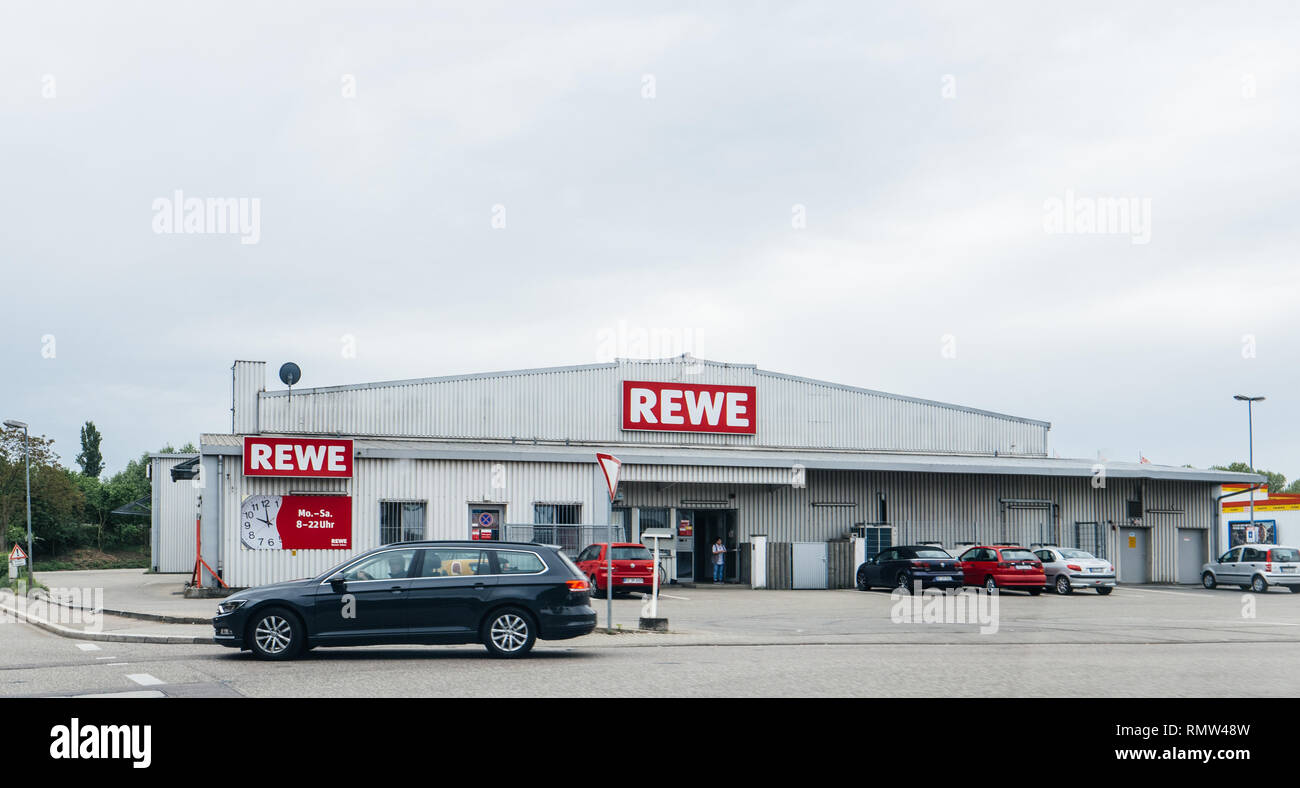 Kehl, Deutschland - Apr 28, 2018: Rewe Einkaufszentrum Supermarkt mit Volkswagen Passat Kombi und mehrere Autos vor dem Geschäft geparkt Stockfoto