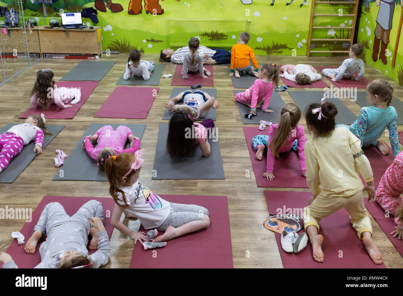 Kinder Yoga im Schlafanzug mit einem professionellen Lehrer. Stockfoto