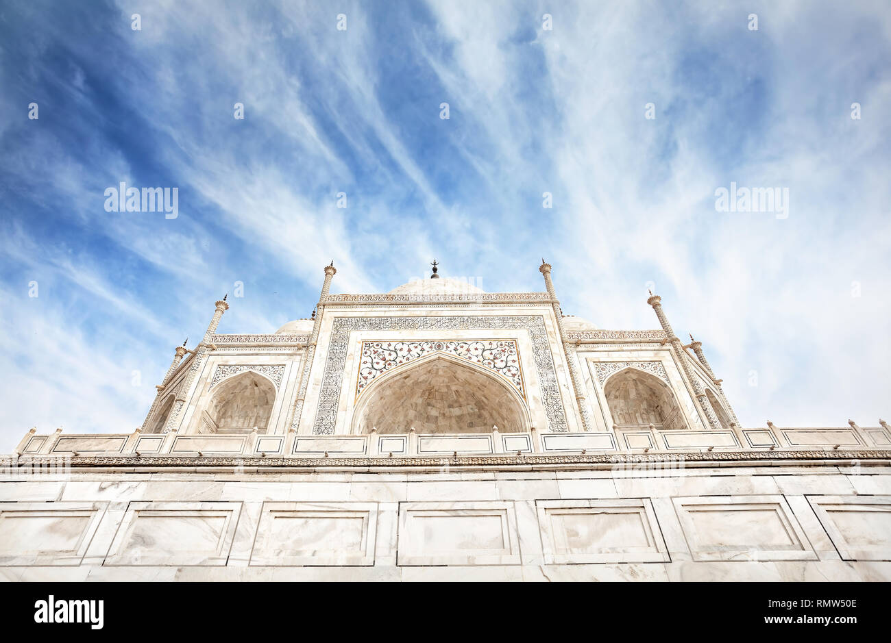 Taj Mahal aus weißem Marmor im Blue Sky in Agra, Uttar Pradesh, Indien Stockfoto