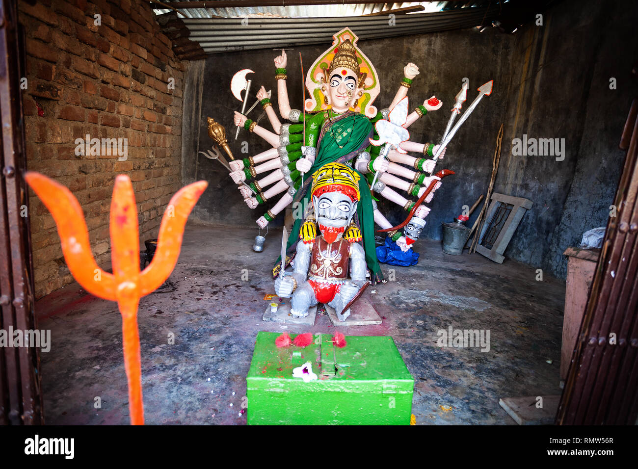 Statue der Göttin mit vielen Händen in der kleinen Tempel in Maharashtra, Indien Stockfoto