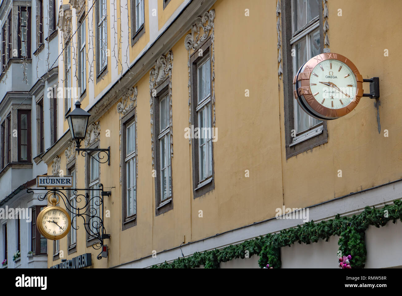 LINZ, ÖSTERREICH, 23.Dezember 2018, Uhr auf der Fassade des Hauses in der Straße Linz. Stockfoto