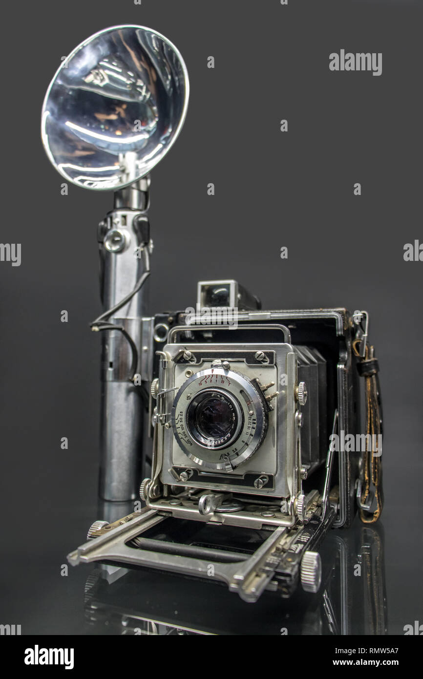 Die alte universal Kamera für professionelle Fotografie auf Film oder Blatt Filme. Retro Kamera, 1940er und 1950er Jahren. Stockfoto