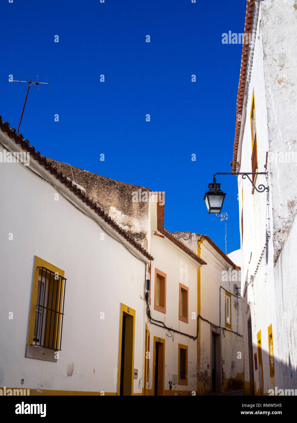 Eine Straßenszene in Evora, eine römische Stadt und Hauptstadt der Provinz Alentejo, Portugal. Stockfoto
