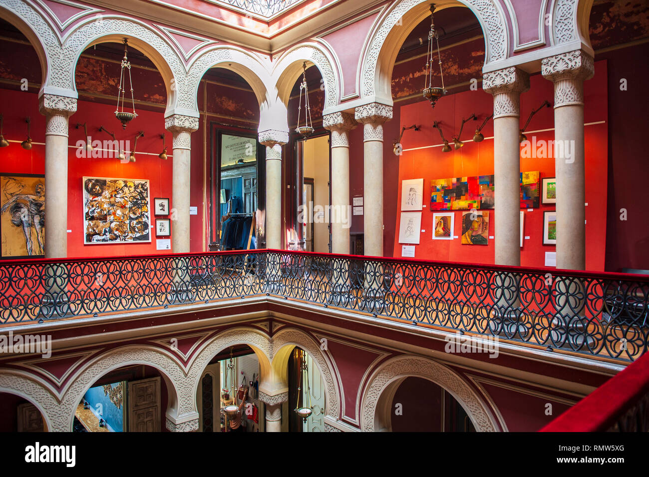 Der Innenhof der Embaixada, eine neue - arabischer Palast umgewandelt in eine Einkaufsgalerie mit portugiesischen Design, Handwerk, Mode, Gastronomie a Stockfoto