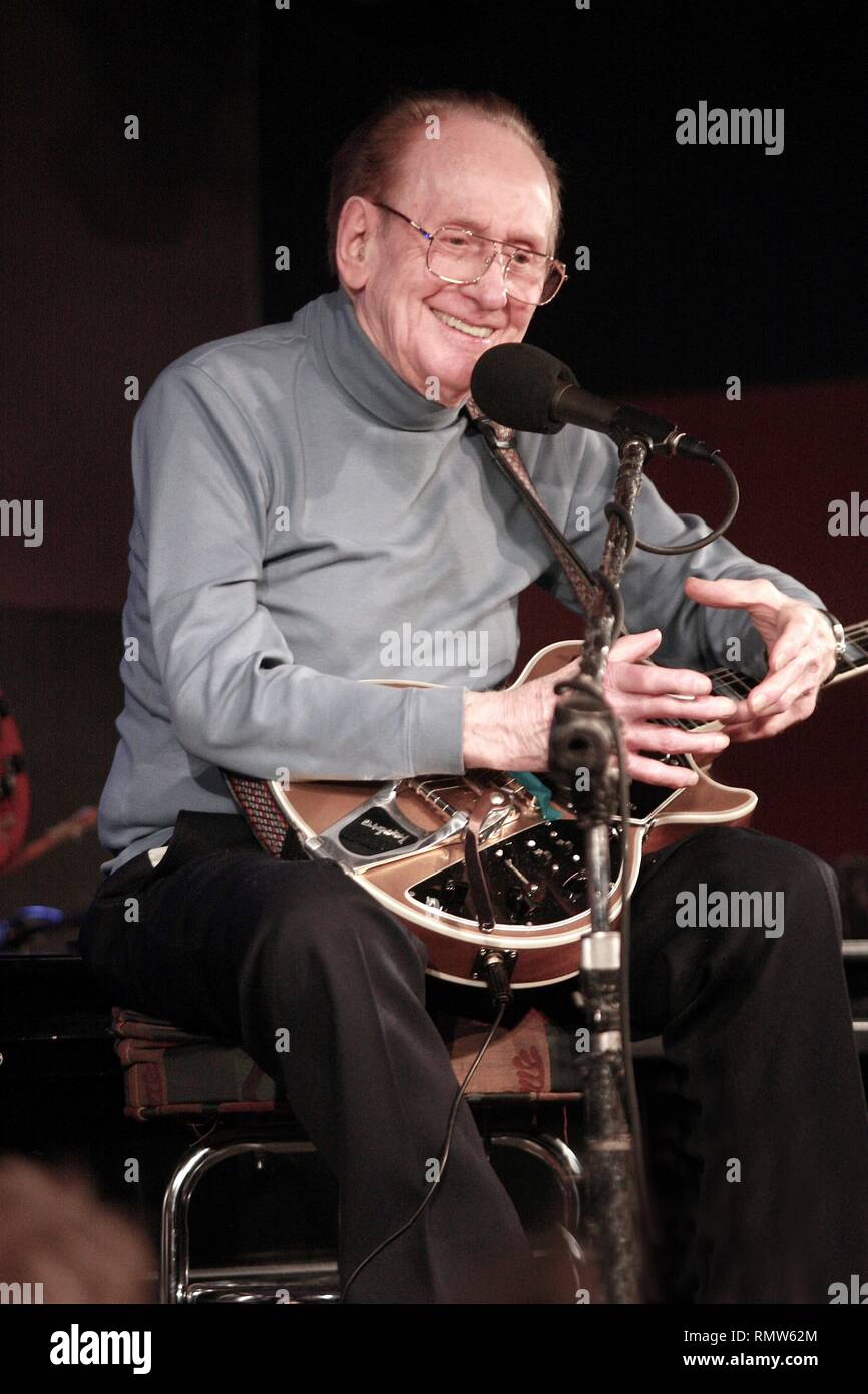 Jazz Gitarrist und Erfinder, Les Paul, Pionier in der Entwicklung der Solid Body E-Gitarre, dargestellt auf der Bühne während einer "live"-Konzert auf der Iridium Jazz Club, NYC. Stockfoto