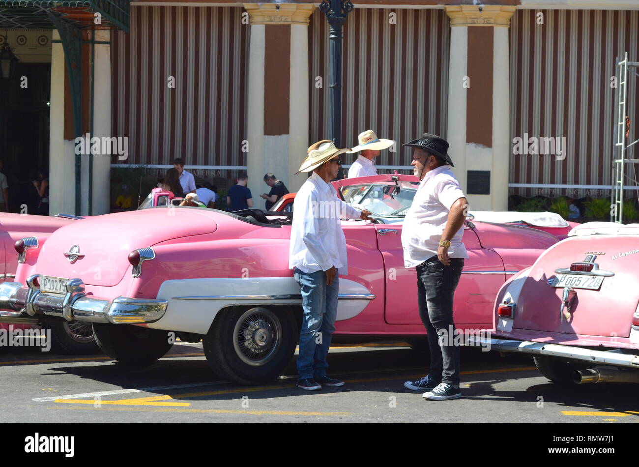 Havanna Kuba - alte Vintage Retro Autos aus den 50er Jahren in den Straßen von Havanna als Taxi und ihre Fahrer Stockfoto