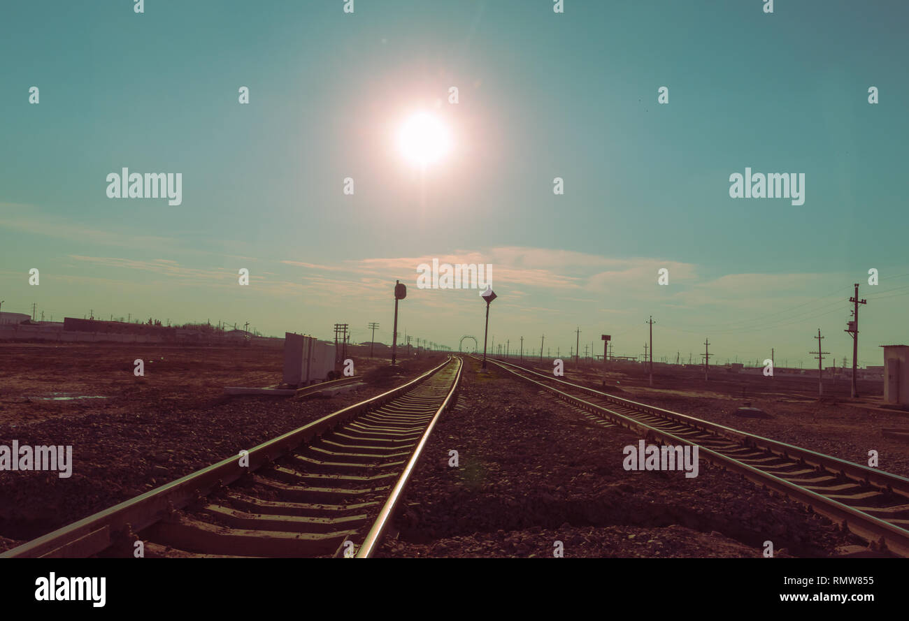 Eisenbahnstrecken, die zum Horizont, an einem sonnigen Tag am Nachmittag Stockfoto