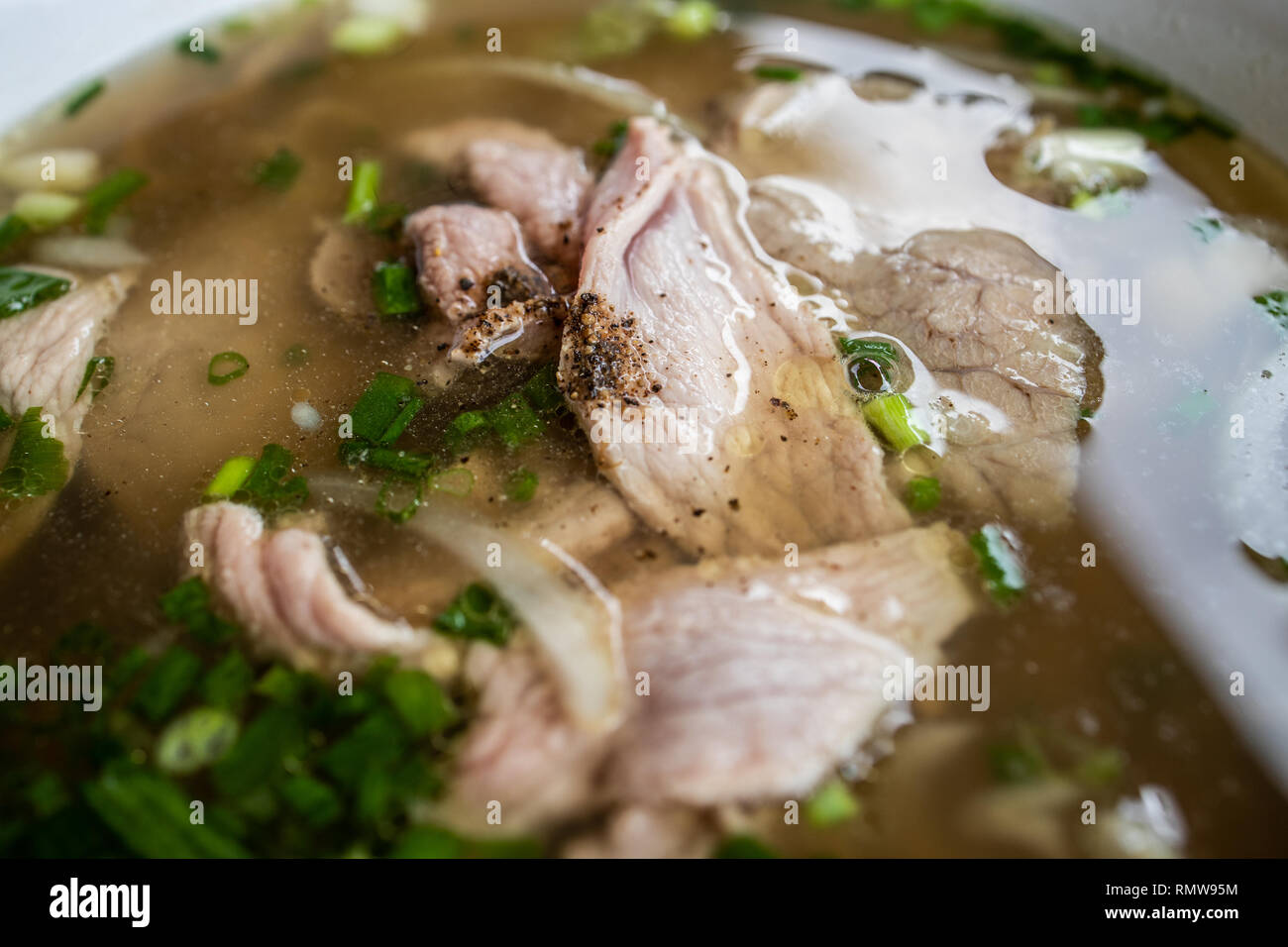 Pho Tai Chin, Nudelsuppe mit Rindfleisch und Unterbrust Pho Quynh Restaurant, Ho Chi Minh City, Vietnam Stockfoto