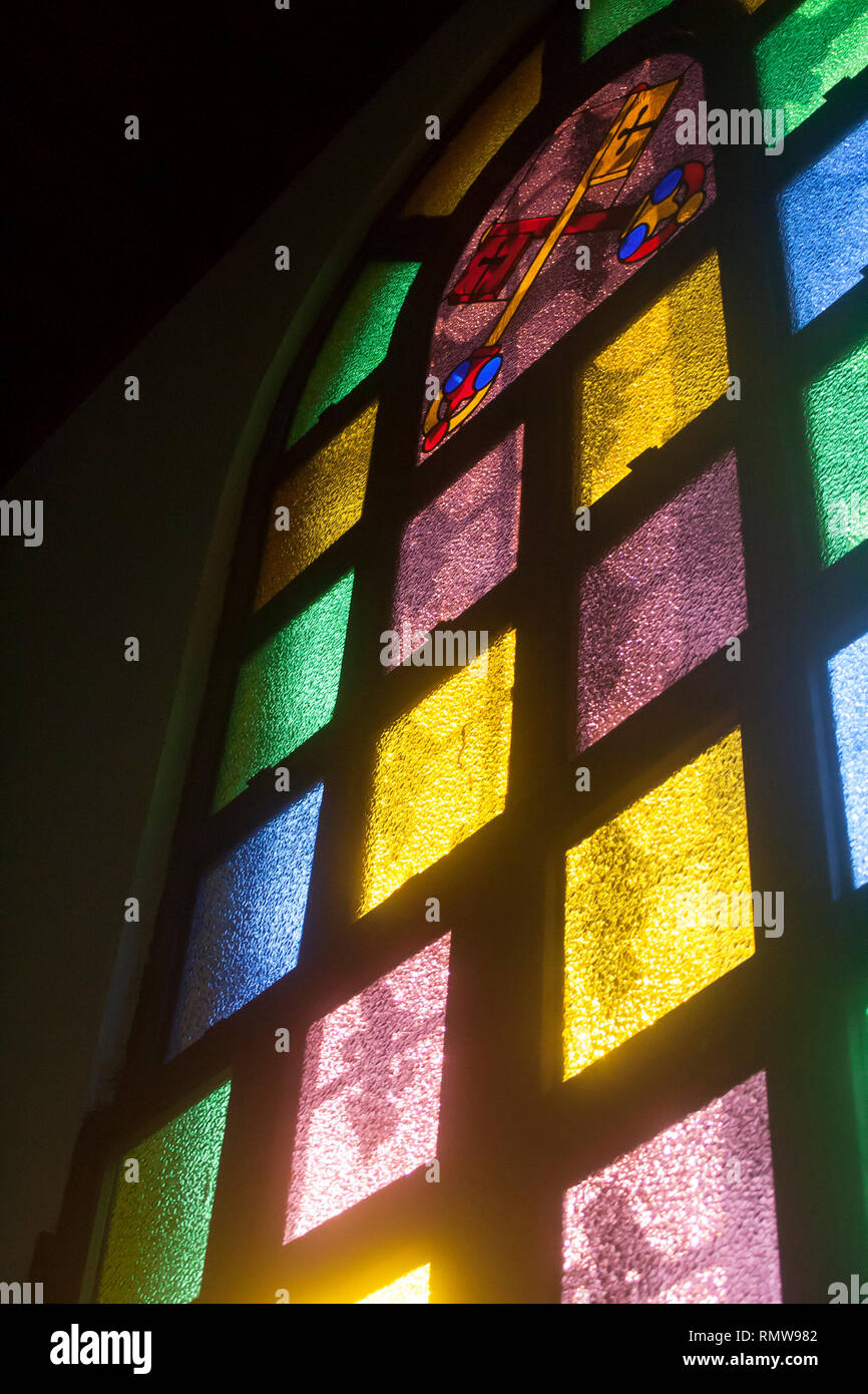 Glasmalereien in eine katholische Kirche in Antiguo Cuscatlan, El Salvador Stockfoto