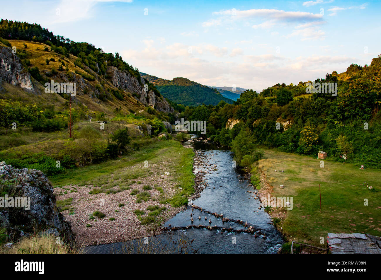 Temstica oder Topli tun Fluß auf einem alten Berg (Stara Planina), in der Nähe von See Zavoj, von dichter Vegetation und Wald umgeben. Stockfoto