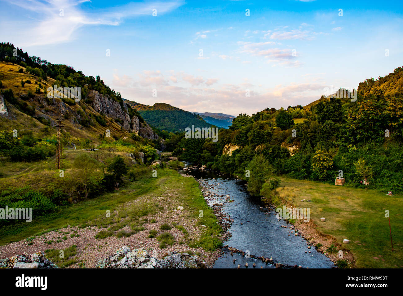 Temstica oder Topli tun Fluß auf einem alten Berg (Stara Planina), in der Nähe von See Zavoj, von dichter Vegetation und Wald umgeben. Stockfoto