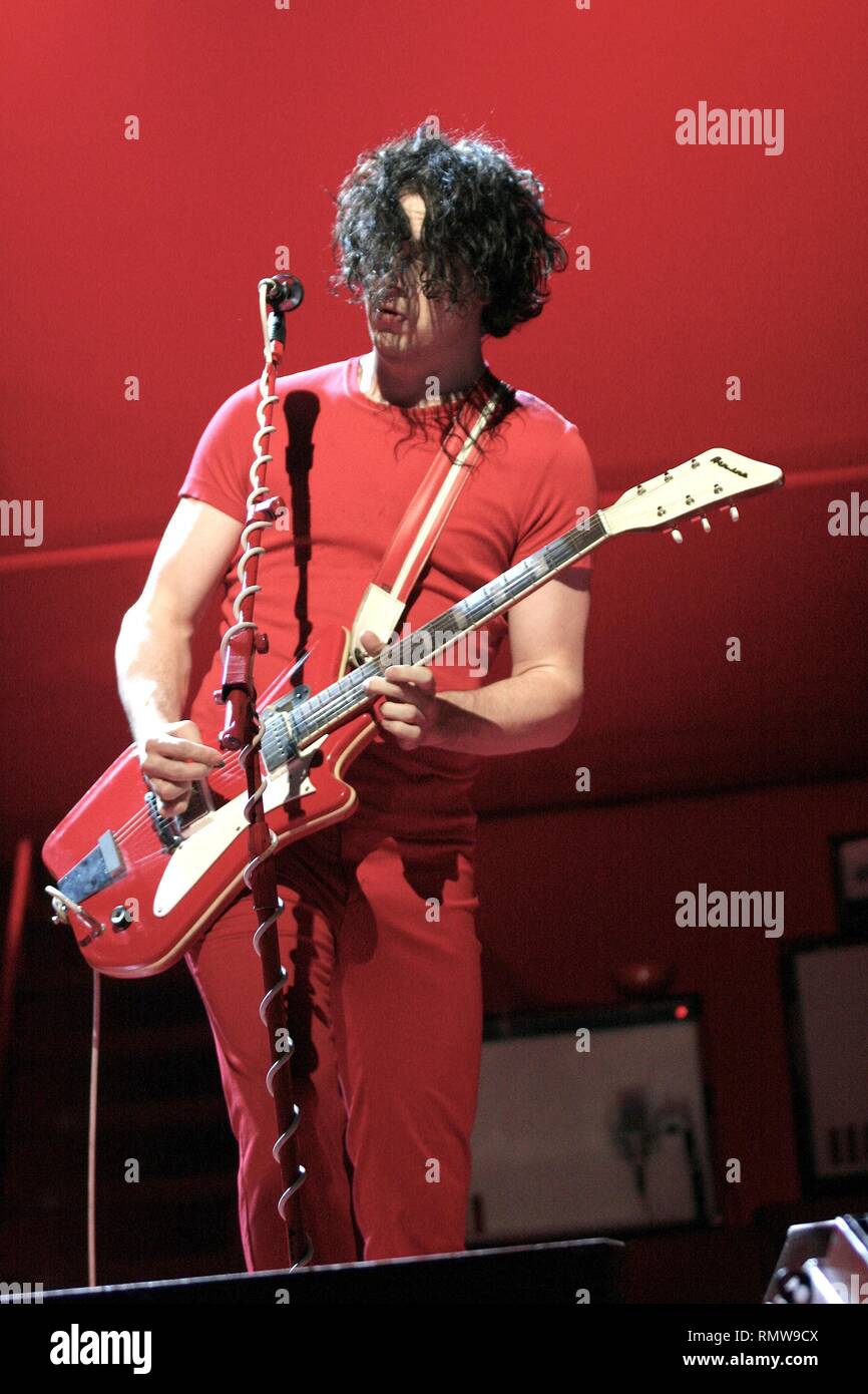 Sänger, Songwriter und Gitarrist Jack Weiß der Rockband The White Stripes wird gezeigt auf der Bühne während einer "live"-Konzert aussehen. Stockfoto